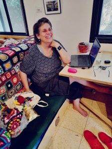 Read more about the article אורזת ומתירה – הרהור שירה 3