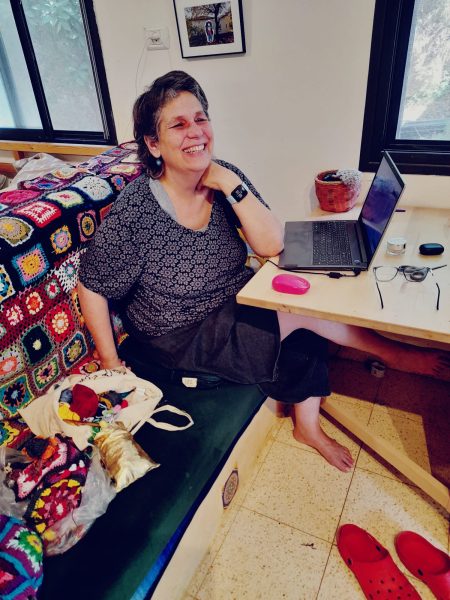 Read more about the article אורזת ומתירה – הרהור שירה 3