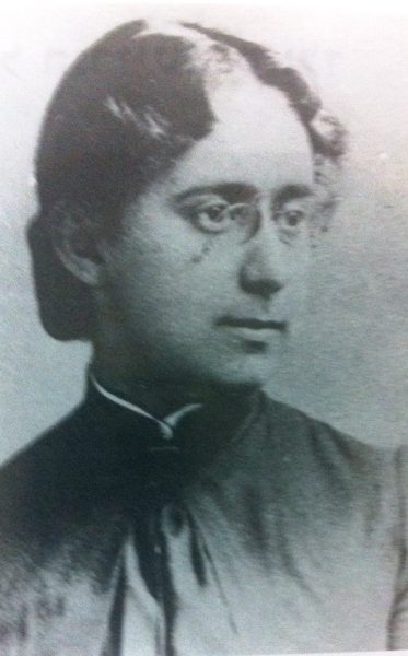 Read more about the article במקום לבכות על החושך – עם הנרייטה סאלד